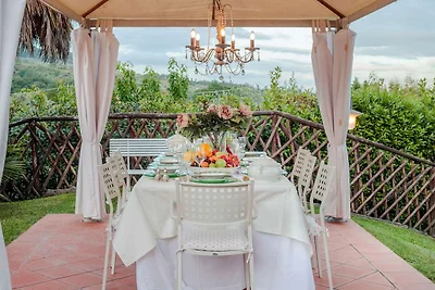 Villa a Capannori con grande patio