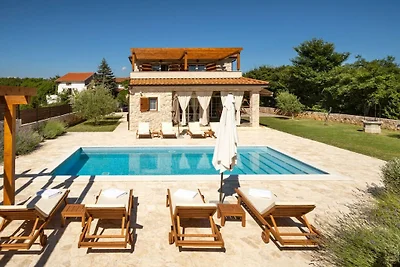 Villa in Gostinjac mit Schwimmbecken