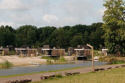 Lodge moderno sull'acqua