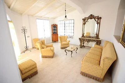 Villa spaziosa con ampia veranda