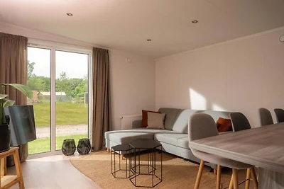 Modernes Ferienhaus mit hölzernem Whirlpool