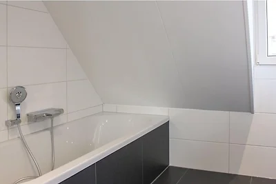 Schöne Villa mit eingezäuntem Garten