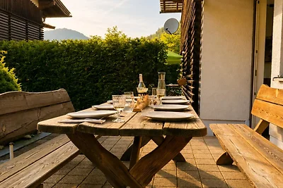 Moderne Wohnung mit Garten und Bergblick