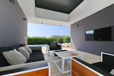Villa in Kraj, Tkon mit Schwimmbecken