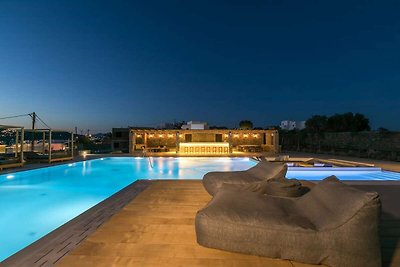 Villa mit Pool im Resort-Stil