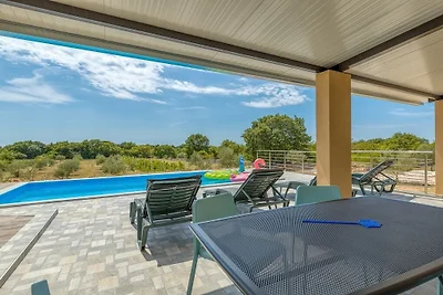 Ferienhaus in Jursici mit Schwimmbecken