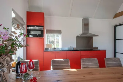 Villa dal tetto di paglia in un parco vacanze