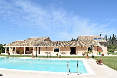 Luxuriöses Ferienhaus mit Swimmingpool in Syr...