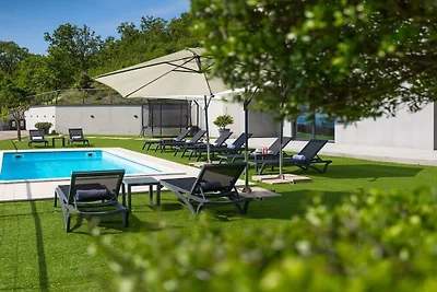 Villa in Brsec mit Schwimmbecken