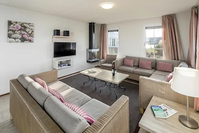 Villa mit Sauna und Ruderboot in Meeresnähe
