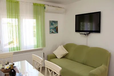 Wohnung in Grebatica mit Meeresstrand