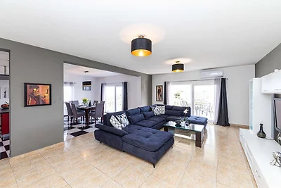 Exquisite Spacious Villa Bufaline with Pool a...