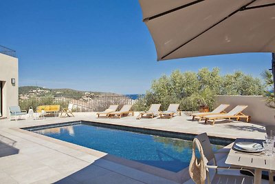 Splendida villa con piscina e vista mare