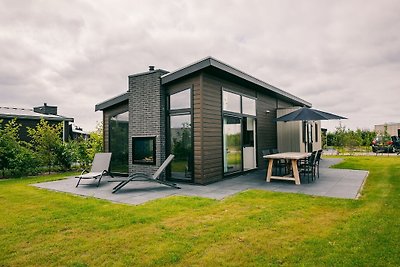 Moderne, duurzaam gebouwde bungalow tussen 2...
