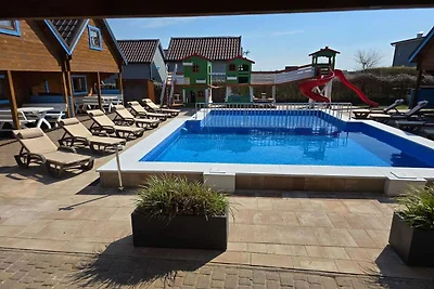 Zweistöckige Ferienhäuser mit Pool