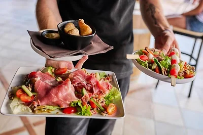 Villa in den Pyrenäen mit Blick auf den See