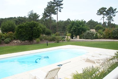 Villa con una piscina privata a 2 km.