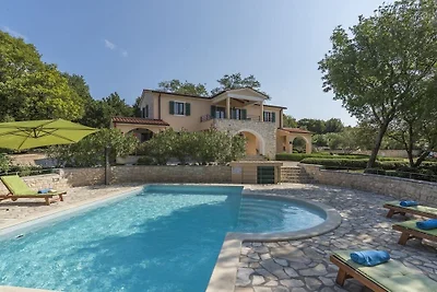 Villa in Koromacno mit Balkon
