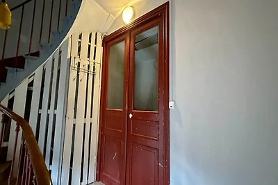 Moderne Schutzhütte am Dorfrand