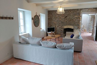 Lovingly renovated holiday home in the pictur...