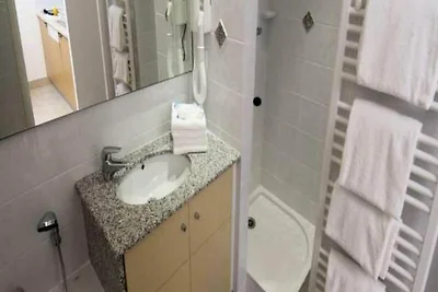 2 Zimmer, 4 Personen, seitlicher Meerblick