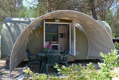 Glamping tent met uitzicht op het meer van...