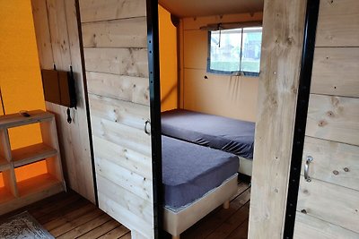 Glamping-Zelt mit Klimaanlage und Blick auf d...