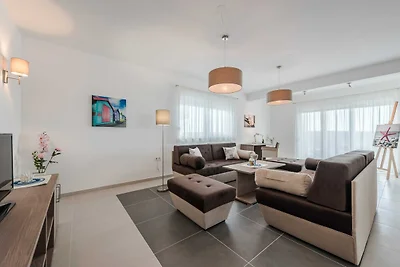 Luxury Escape with Swimming Pool & Modern Des...