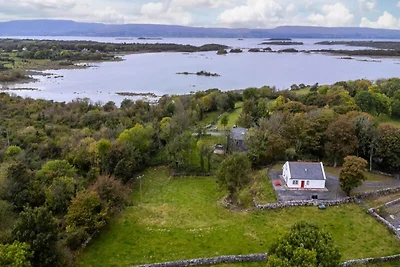 Cottage nahe Lough Mask mit Gartenblick