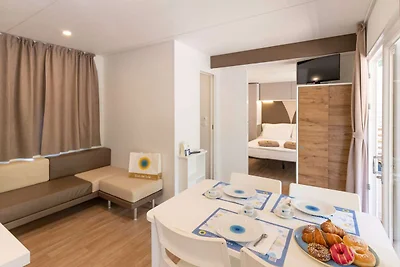 Mobilhome im Ferienpark mit grosser...