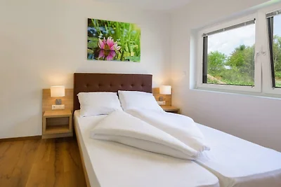 Modernes Apartment mit Swimmingpool