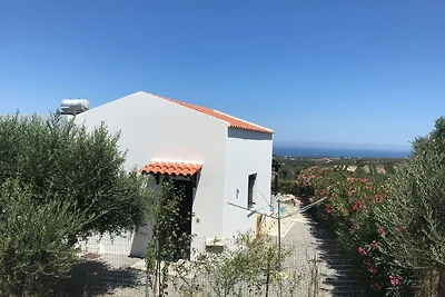 Villa con piscina e ombrellone a Kirianna