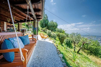 Villa a Pescia con vista sui vigneti