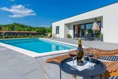 Villa en Nedešćina con piscina