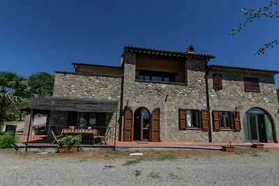 Spazioso agriturismo con piscina a Ficulle