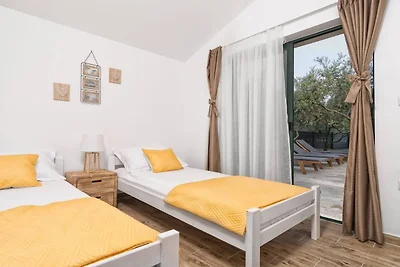 Hidden Gem Holiday Home with Pool in Kastel S...