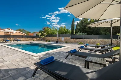 Villa à Kornić avec piscine