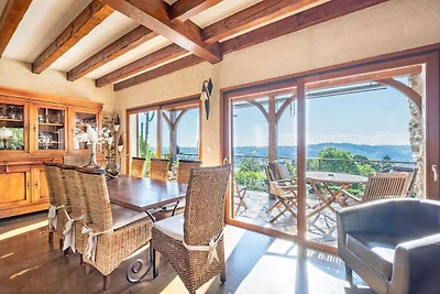 Steinhaus mit Pool und Garten