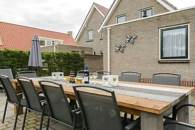 Ferienhaus in Nes mit Schwimmbecken