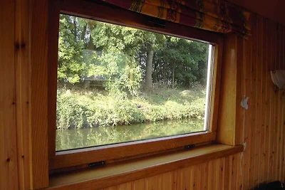 Sfeervolle woonboot met mooi uitzicht