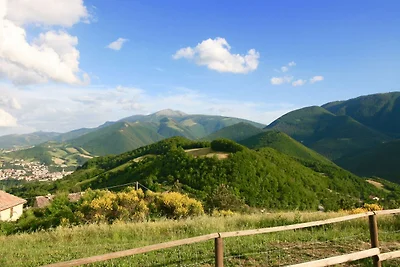 Ruhiger Bauernhof in Cagli mit Swimmingpool