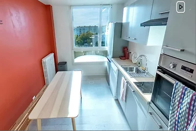 Camera accogliente in un accogliente appartam...