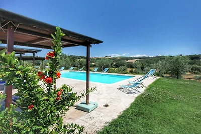 Schönes Bauernhaus in Asciano mit Schwimmbad