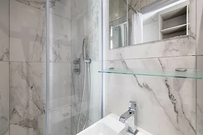 Deluxe-Schlafzimmer mit Balkon im Cannes...