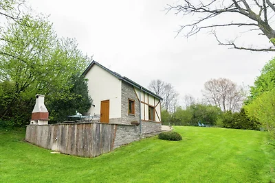 Sonniges Cottage am Waldrand in Awenne