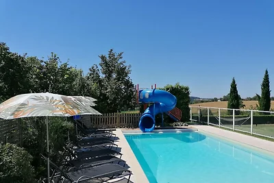 Geräumiges Ferienhaus mit Pool in Lusignac