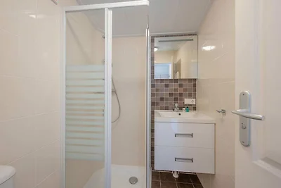Moderna casetta d'acqua con barca elettrica n...