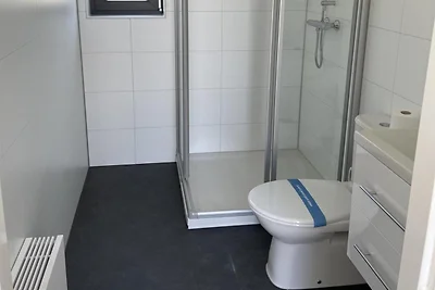 Zeitgenössisches Lakeside Chalet für 4...