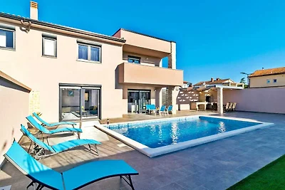 Entspannende Villa in Pula mit privatem Pool