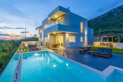 Luxurious Holiday Home in Grizane with Swimmi...